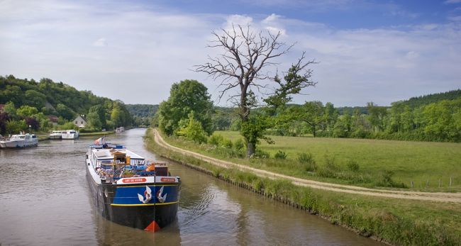 Nuestra barcaza-hotel "Art de Vivre" navegando por el gentil Canal de Nivernais CRUCEROS FLUVIALES FRANCIA L ART DE VIVRE CANAL NIVERNAIS OFERTA DESCUENTOS EUROPEAN WATERWAYS CRUCERO DE LUJO CANALES DE FRANCIA BORGOÑA BOURGOGNE HOTEL BARGE ART DE VIVRE